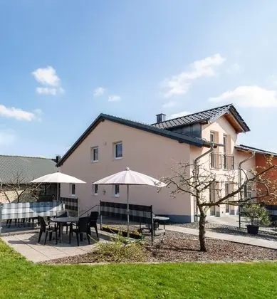 Central Apartment in Ellscheid With Private Terrace - Dış Mekan