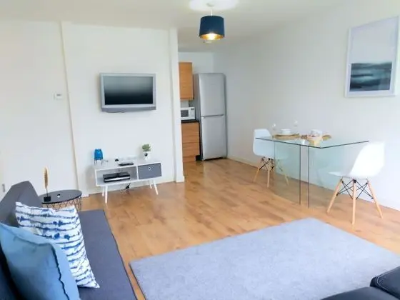 Central Apartment With Free Parking - By Doze