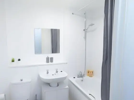 Central Apartment With Free Parking - By Doze - Banyo Tipleri