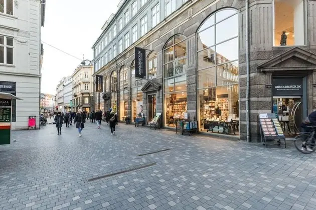 Central Apt Newly Renovated Shopping Street