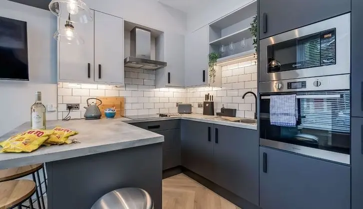 Central Belfast Apartments: University Street - Mutfak