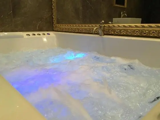 Central Business Suites with Hot Tub - Havuz