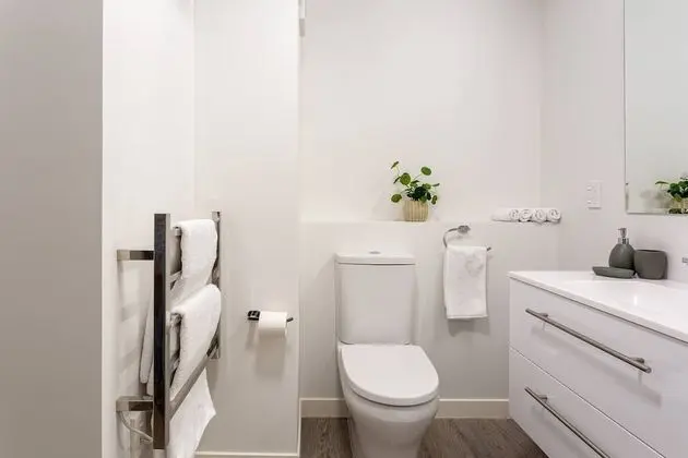 Central City Apartment with Parking & Great Views - Banyo Tipleri