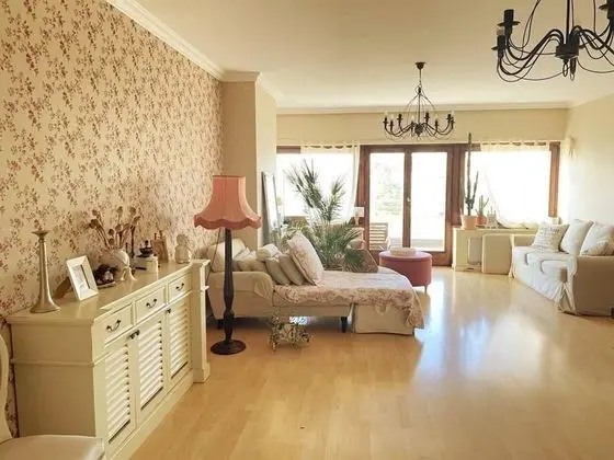 Central Couple's California Chic Loft n Balcony