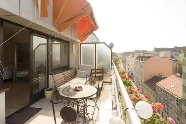 Central Couple's California Chic Loft n Balcony