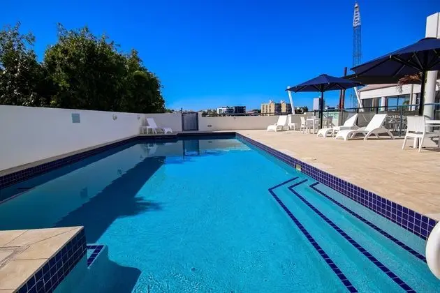 Central Dockside Apartment Hotel - Havuz
