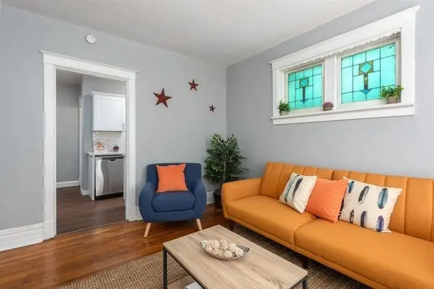 Central Garden Getaways Corp Rentals by NamaStay - Oda Düzeni