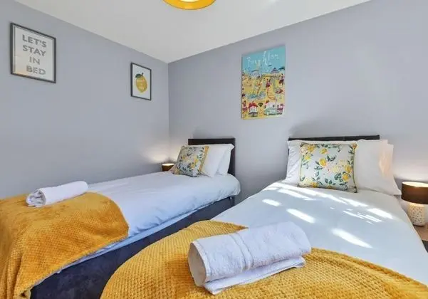 Central Garden View Modern 2 Bedroom 2 Bathroom Apartment Balcony