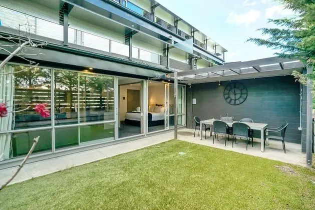 CENTRAL LOCATION - CONTEMPORARY 2 BEDROOM APTM