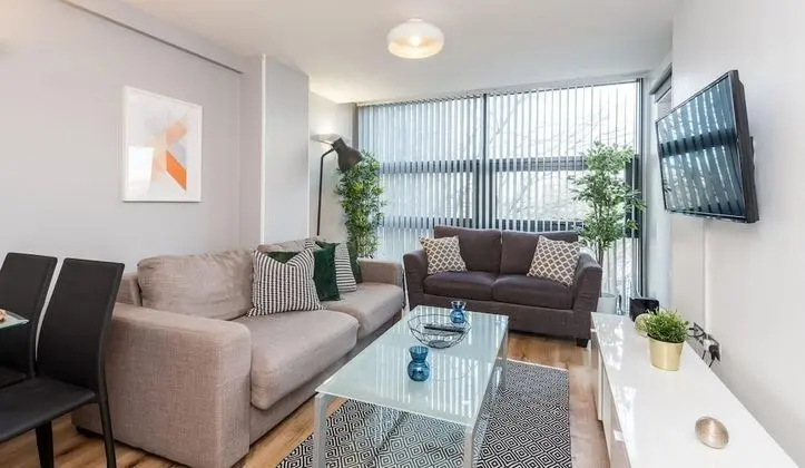 Central Modern 2 Bedroom Apartment With Balcony Free Parking