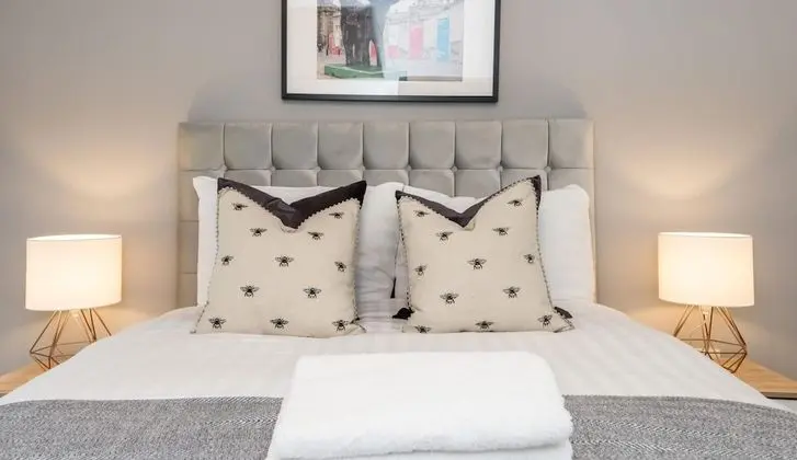 Central Modern Two Bedroom Apt - Secure Parking