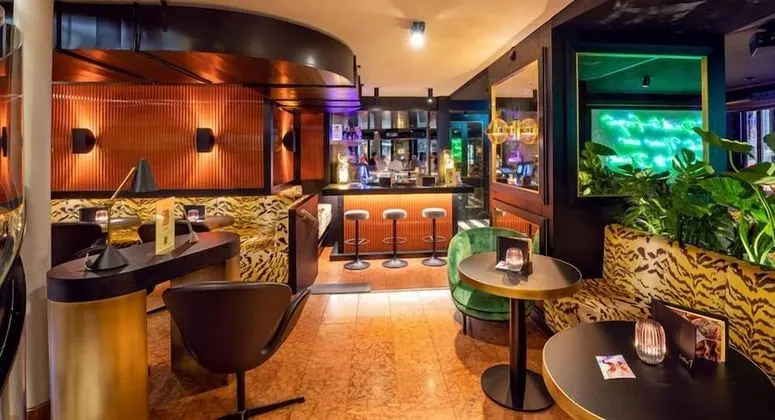 Central Plaza Hotel - Lobi