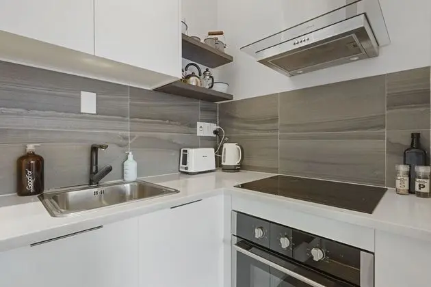 Central Quiet 2BR Apt - Wifi - Parking - Mutfak