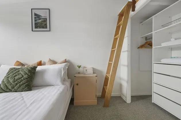 Central Quiet 2BR Apt - Wifi - Parking - Oda