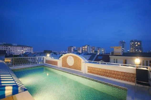 Central Hotel and Residences - Havuz
