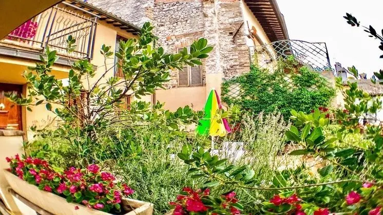 Central Spoleto Apartment - Large Terrace and Shops - Aircon Wifi