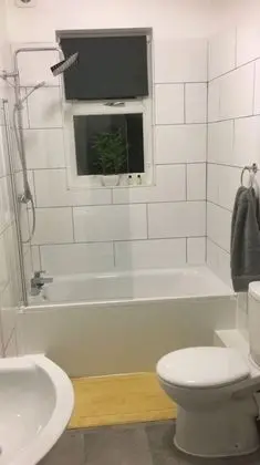 Central Wigan Welcoming Townhouse Sleeps up to 6 - Banyo Tipleri