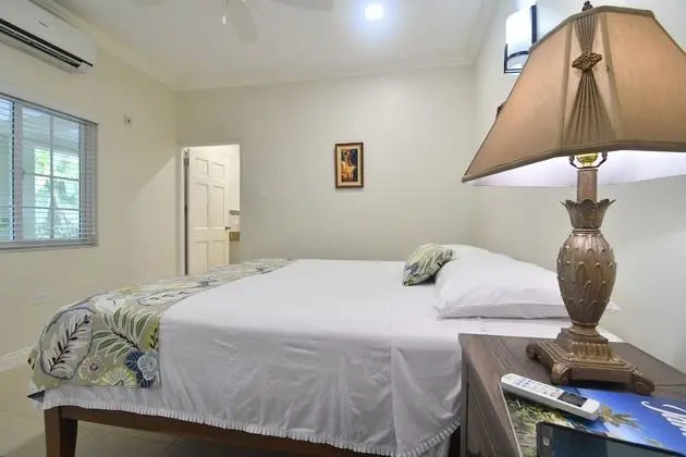 Centrally Located Guest Apartments III - Havuz