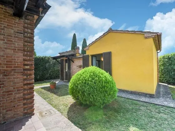 Centrally Located Holiday Home With Swimming Pool and Flowered Garden - Dış Mekan