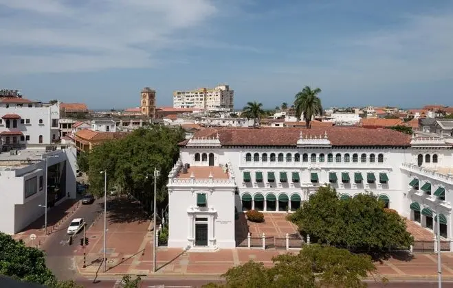 Centric 4 BR w Spacious Rooms Centro Amurallado by Huespedia