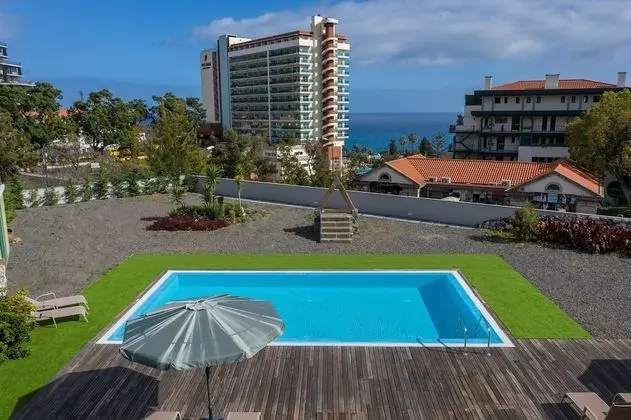 Century House - Havuz