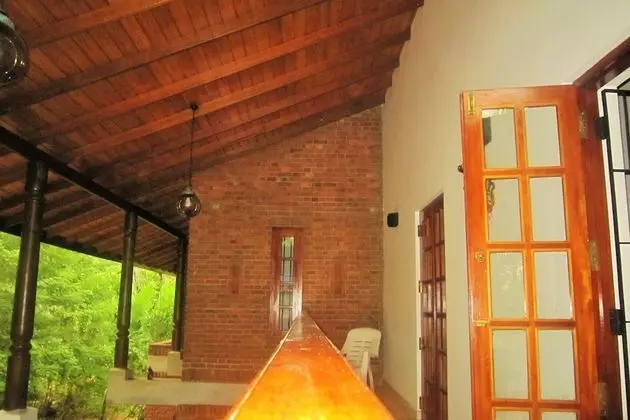 Ceylon Hostel - Colombo Int Airport