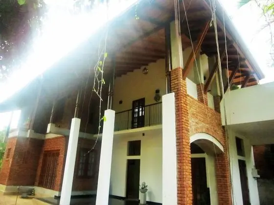 Ceylon Hostel - Colombo Int Airport
