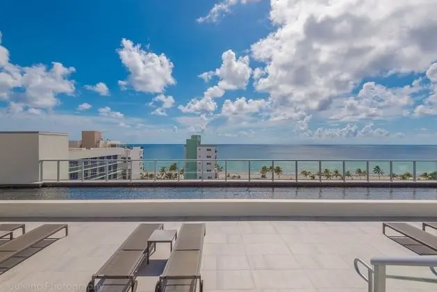 CH Luxury Condos & Studios On The Beach - Havuz