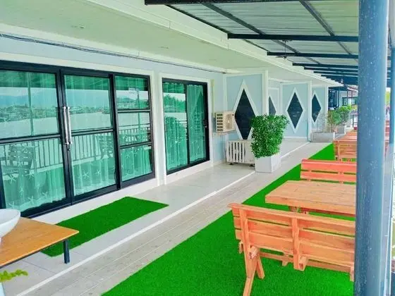 Chaiyai River Front Hotel