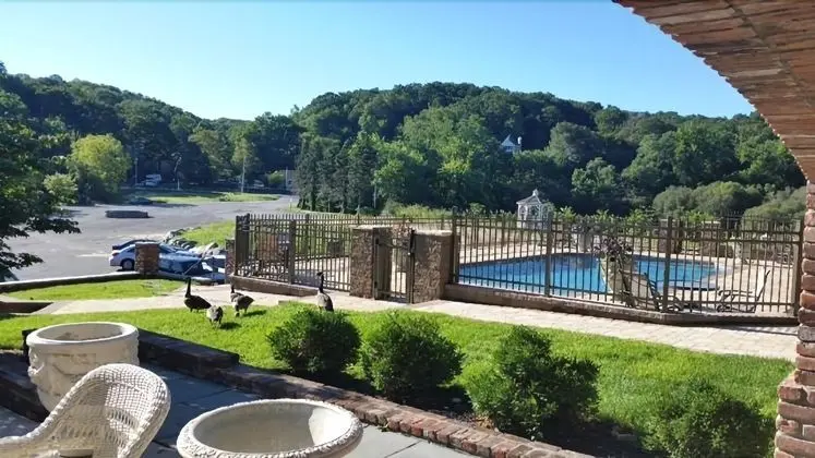 Chalet Inn & Suites Centerport