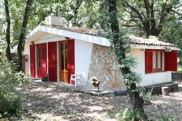 Chalet in the Woods Nestled in the oak Forest in Monterosso Etneo - Öne Çıkan Resim