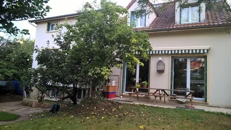 Chambre dans une maison pleine de vie