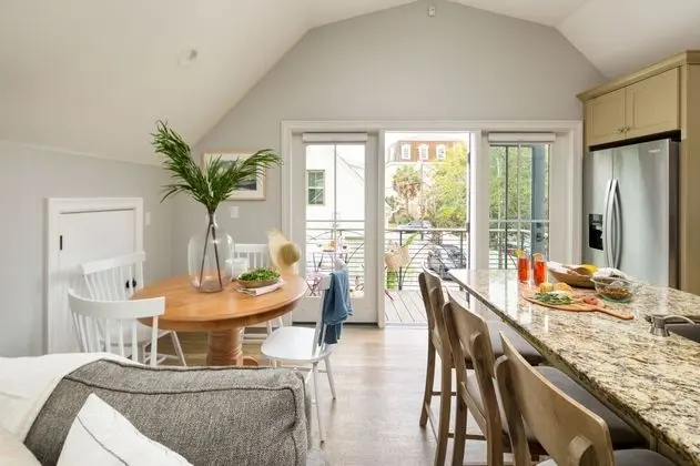The Chapel Carriage House Suite C by Avantstay Gorgeous Character Home in Historic DT w/ Hot Tub - İç Mekan