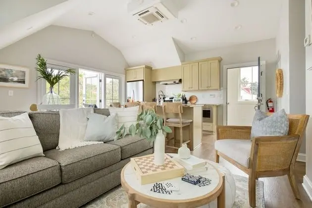 The Chapel Carriage House Suite C by Avantstay Gorgeous Character Home in Historic DT w/ Hot Tub - İç Mekan
