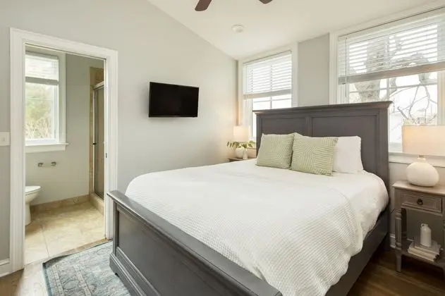 The Chapel Carriage House Suite C by Avantstay Gorgeous Character Home in Historic DT w/ Hot Tub - İç Mekan