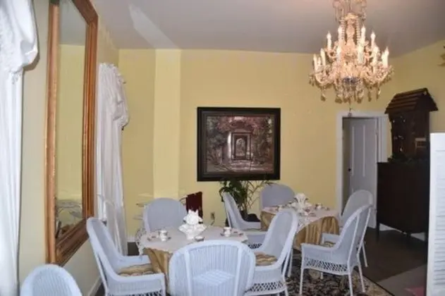 Charles Nelson Schmick House - Yerinde Yemek