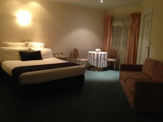 Charles Rasp Motor Inn and Cottages