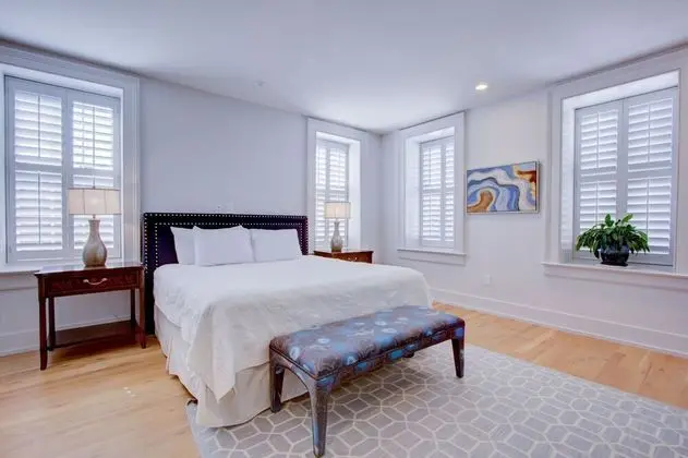 The Charleston Chestnut Mansion - Oda