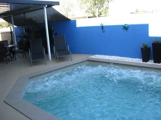 Charm City Motel - Havuz