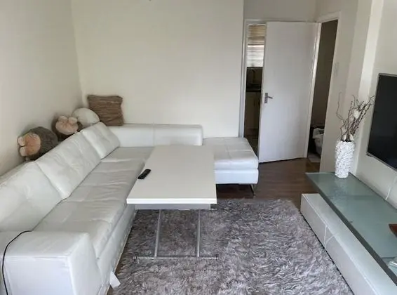 Charming 1-bed Apartment, Vibrant London Location