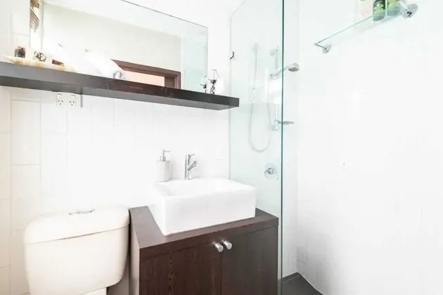 Charming 1 Bedroom Apartment in Trendy South Yarra - Banyo Tipleri