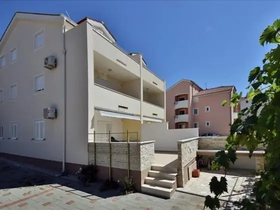 Charming 2-bed Apartment in Srima With sea View - Dış Mekan