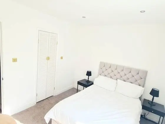 Charming 2-bed House in London