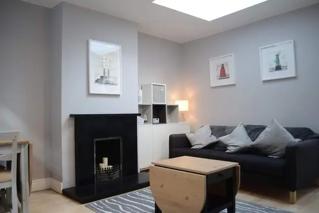Charming 2 Bedroom Cottage in Central Location - İç Mekan
