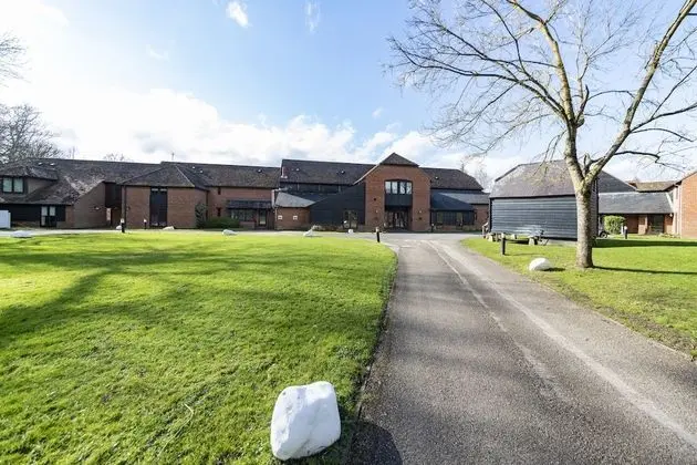 Charming 20-bed Self Contained Dwelling in Hook