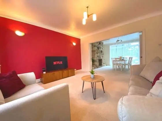 Charming 4-bed House in Croydon, Large Driveway