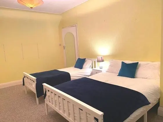 Charming 4-bed House in Croydon, Large Driveway - Oda
