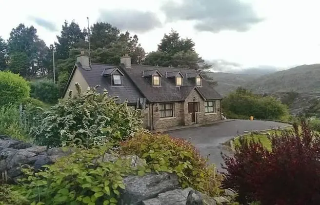 Charming 4-bed House in Glengarriff, West Cork