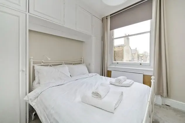 Charming Apartment Close to Kings Road Chelsea by Underthedoormat