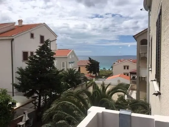 Charming Apartment in Novalja With Balcony - Dış Mekan